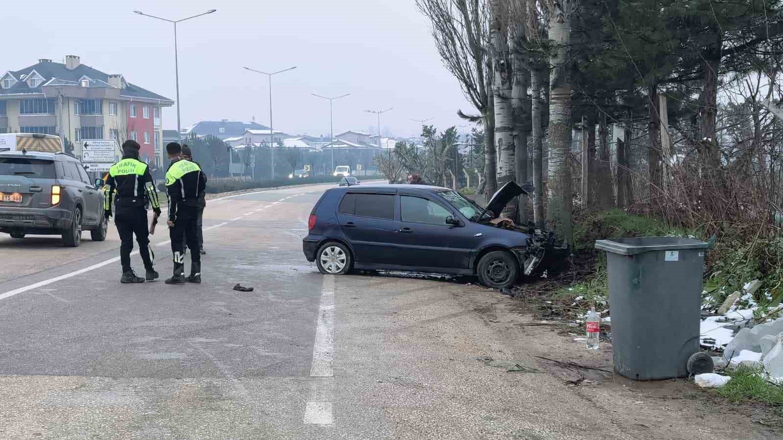 inegolde kontrolden cikan otomobil kaldirima ve agaca carpti 2 yarali 1 ZD3SeGIT