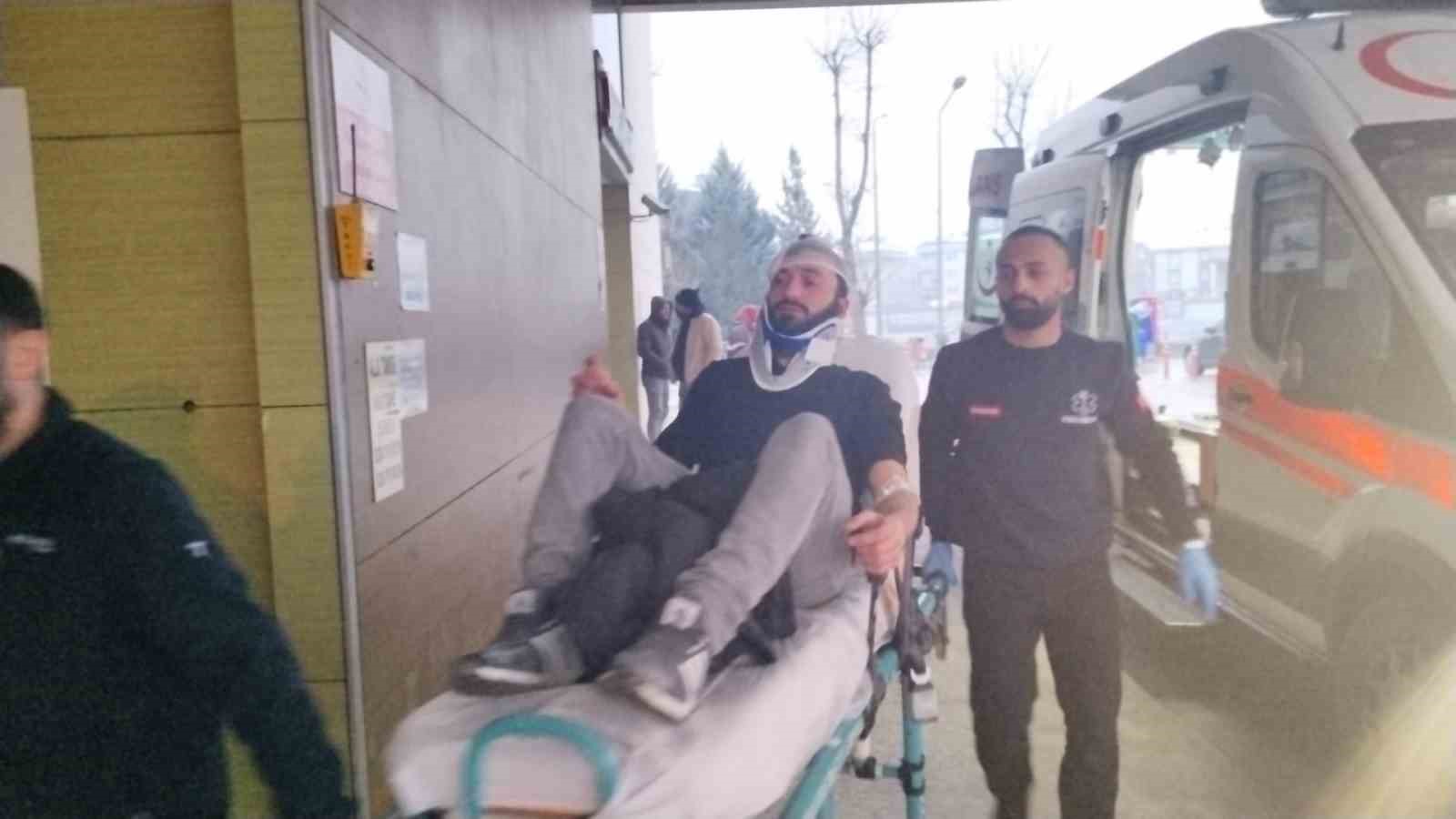 inegolde kontrolden cikan otomobil kaldirima ve agaca carpti 2 yarali 4 dOvjlPfN