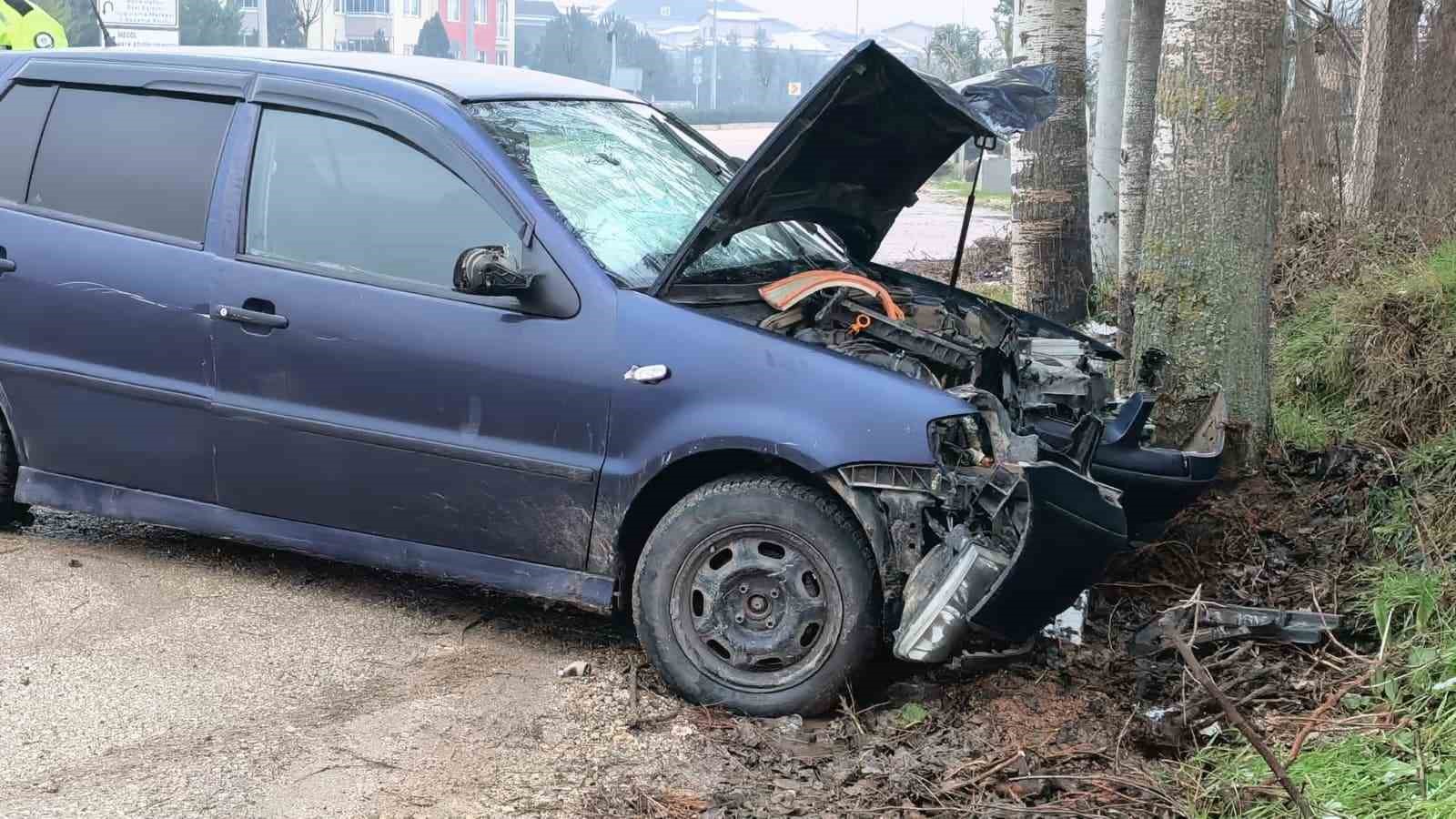inegolde kontrolden cikan otomobil kaldirima ve agaca carpti 2 yarali 5 eR6NnnMG