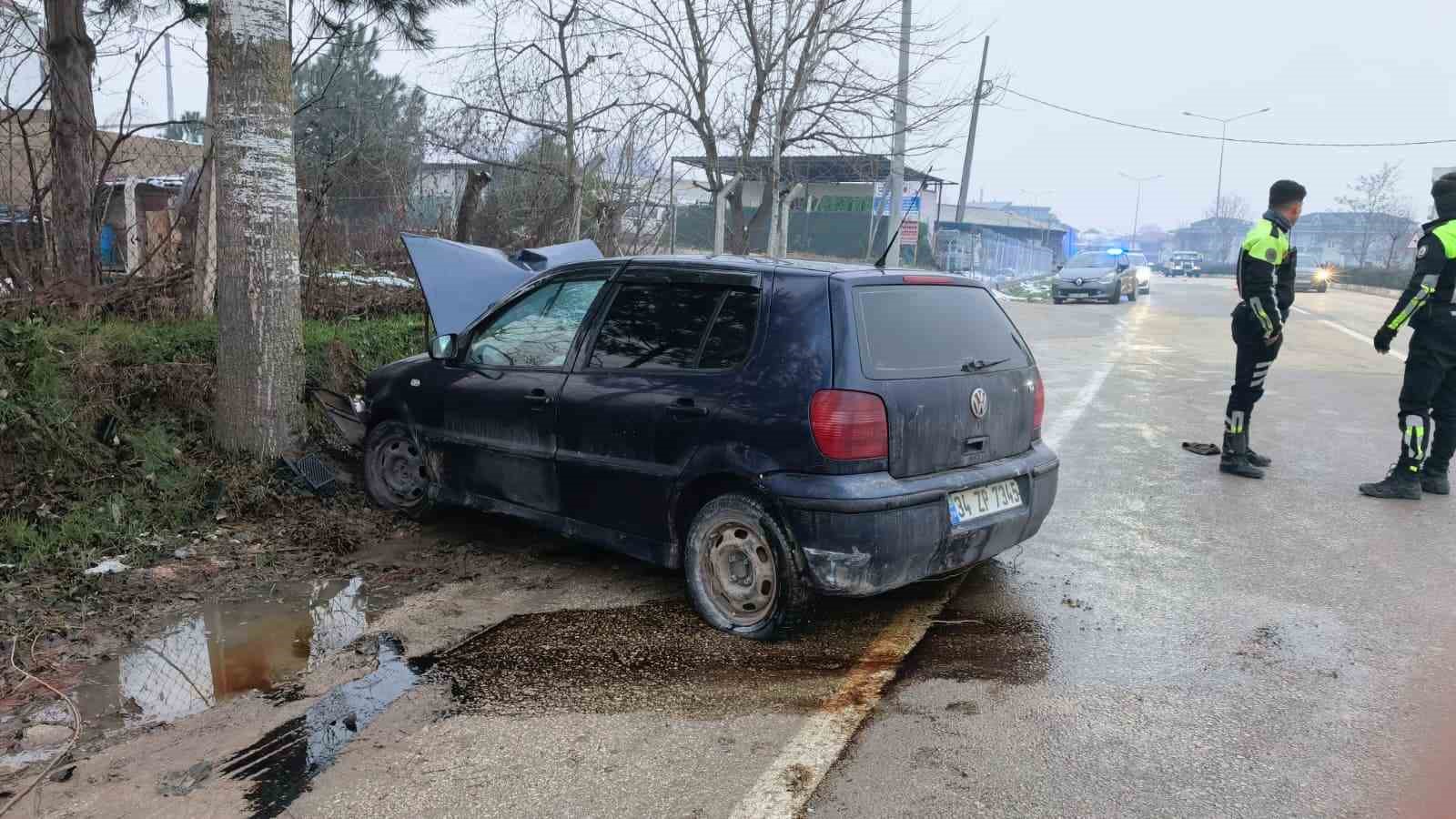 inegolde kontrolden cikan otomobil kaldirima ve agaca carpti 2 yarali 6 hgEJgyll