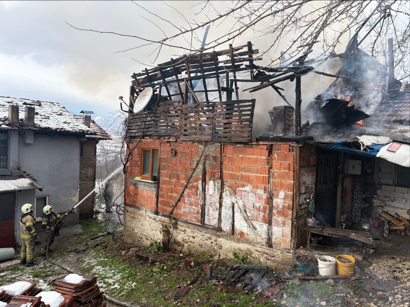 İnegöl’de korkutan yangın: tek katlı ev küle döndü 4 inegolde korkutan yangin tek katli ev kule dondu 0 7QZN8pnw