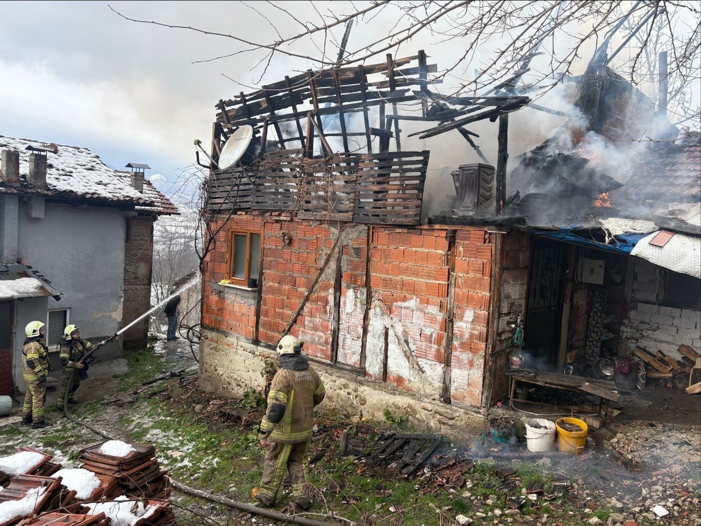 İnegöl’de korkutan yangın: tek katlı ev küle döndü 5 inegolde korkutan yangin tek katli ev kule dondu 1 UHJErWD1