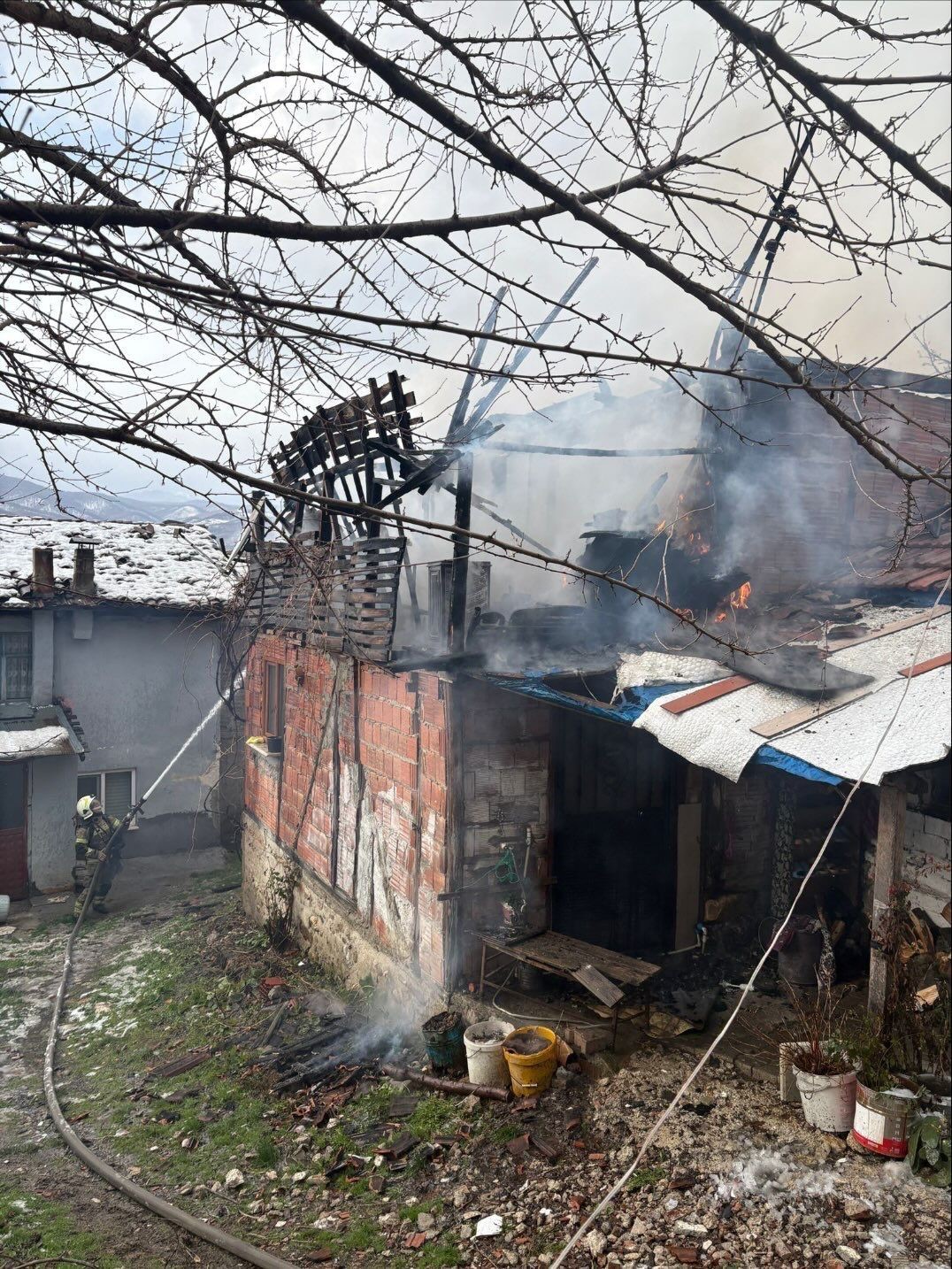 İnegöl’de korkutan yangın: tek katlı ev küle döndü 6 inegolde korkutan yangin tek katli ev kule dondu 2