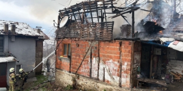 inegolde-korkutan-yangin-tek-katli-ev-kule-dondu-eY2NwQ1t.jpg