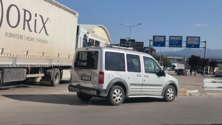 inegolde motosiklet hafif ticari araca arkadan carpti o anlar kamerada 2 7qDuhLW1
