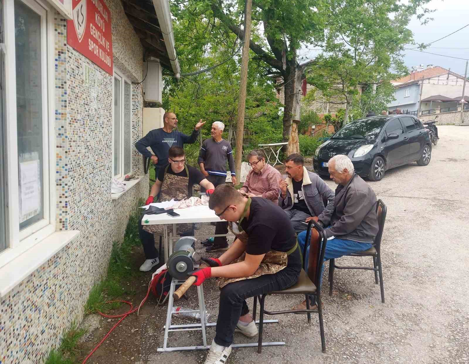 inegolde ogrenciler kurbanlik bicaklarini biledi 0 Ewn6zD57