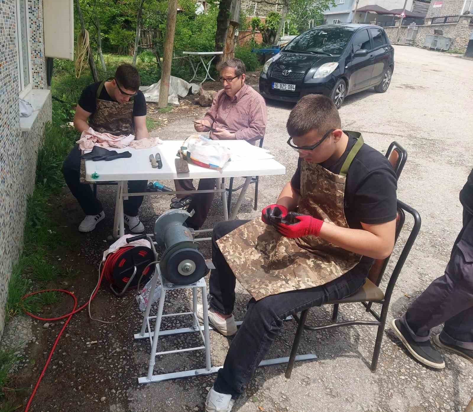 inegolde ogrenciler kurbanlik bicaklarini biledi 1 ntskUWqG