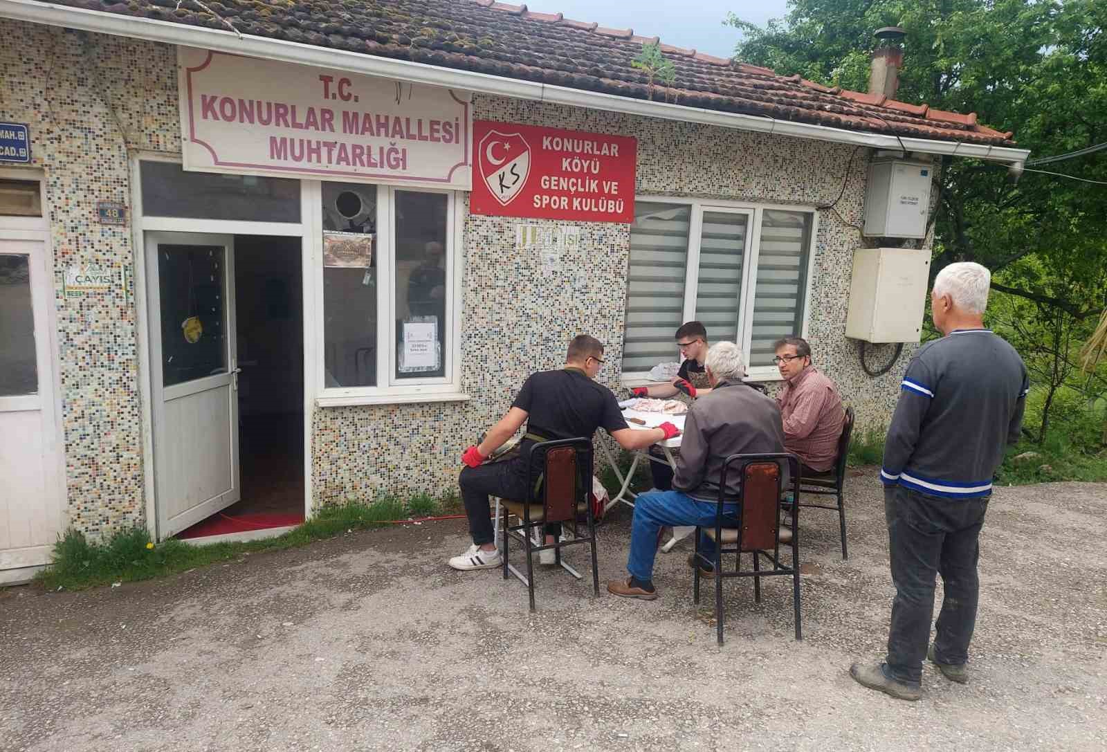 inegolde ogrenciler kurbanlik bicaklarini biledi 2 fB4tUTfm