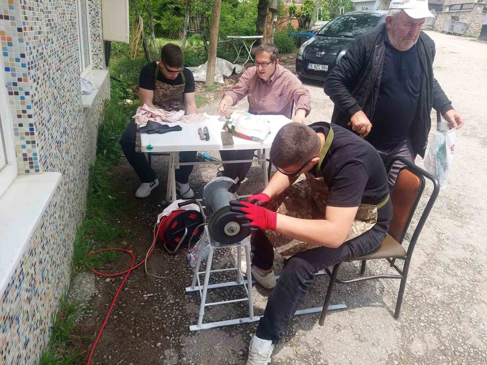 inegolde ogrenciler kurbanlik bicaklarini biledi 3