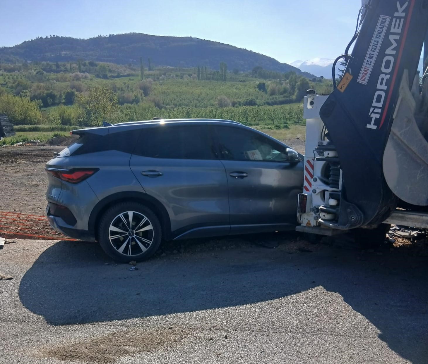 inegolde otomobil is makinasina carpti 1 yarali 2 bUnvL72G