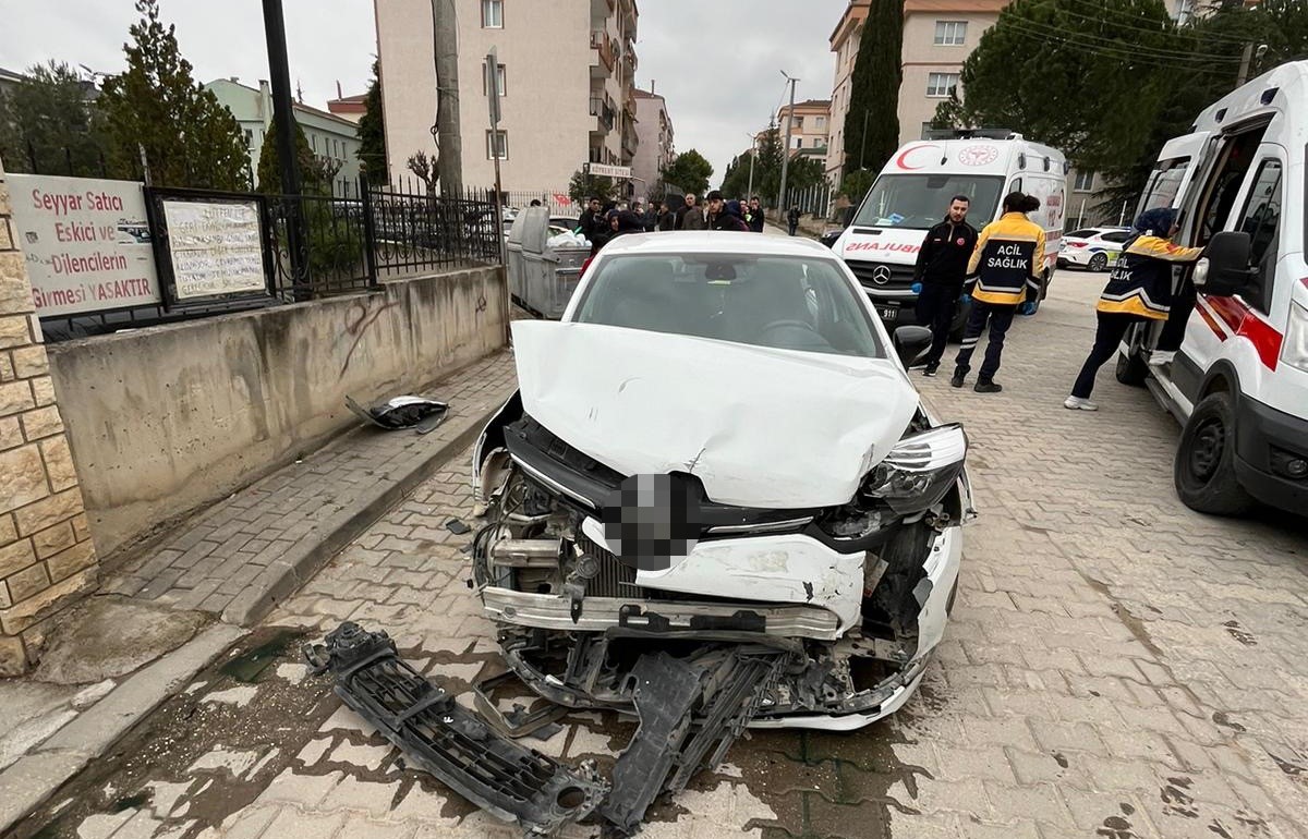 İnegöl’de otomobiller çarpıştı: 5 yaralı 4 inegolde otomobiller carpisti 5 yarali 0 f4euRrUI