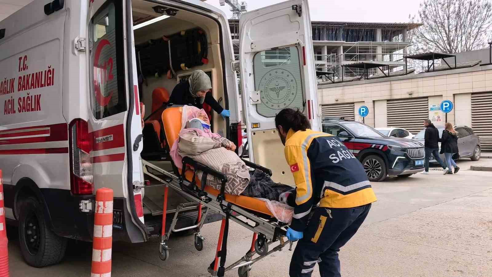 İnegöl’de otomobiller çarpıştı: 5 yaralı 5 inegolde otomobiller carpisti 5 yarali 1 5Lwm64pk
