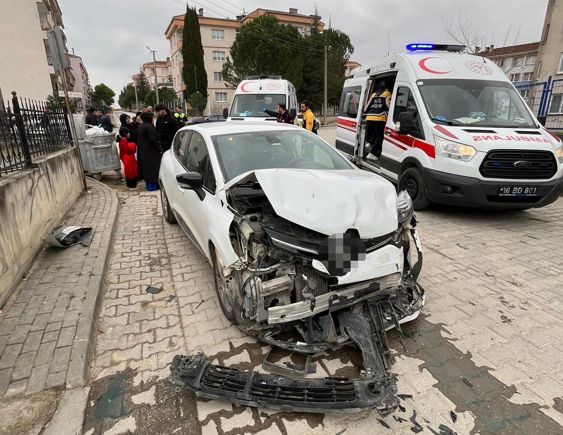 İnegöl’de otomobiller çarpıştı: 5 yaralı 6 inegolde otomobiller carpisti 5 yarali 2 2M66HISj