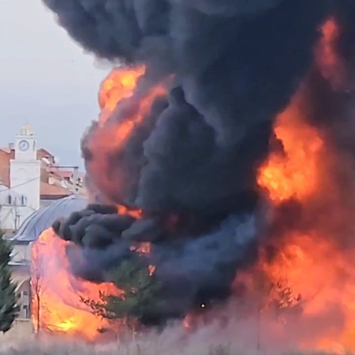 inegolde park halindeki sunger ve mobilya yuklu tir dorseleri alev alev yandi 10 KjIe1lbt