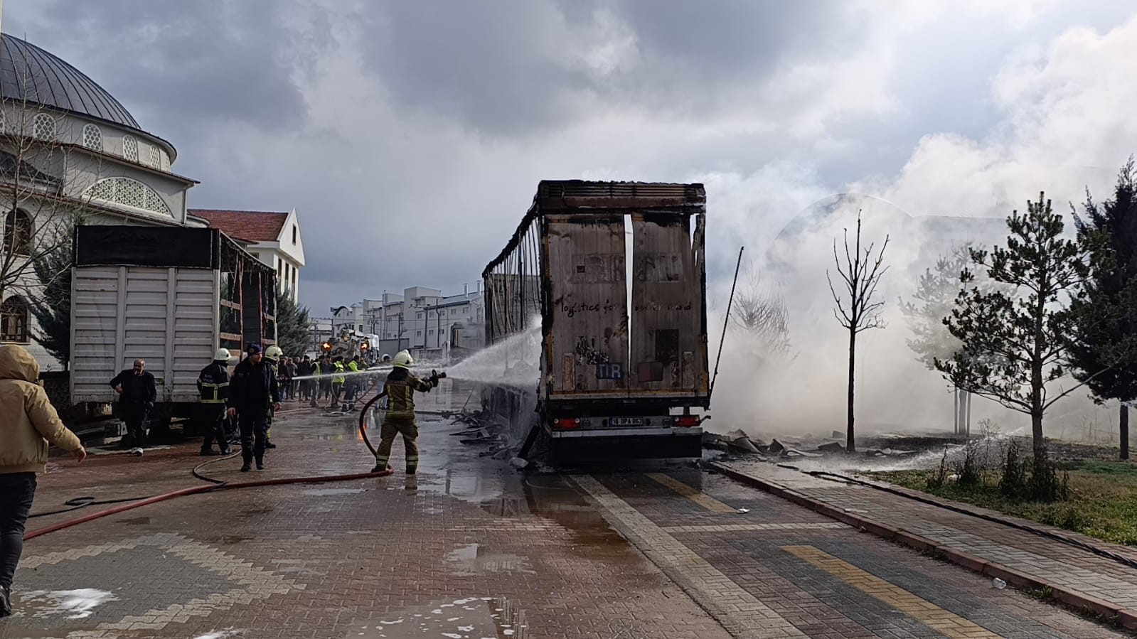 inegolde park halindeki sunger ve mobilya yuklu tir dorseleri alev alev yandi 2