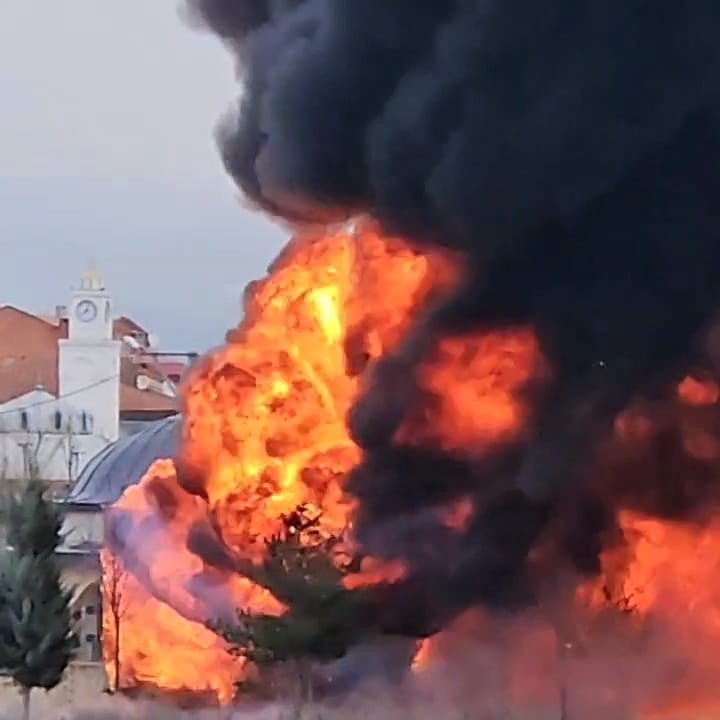 inegolde park halindeki sunger ve mobilya yuklu tir dorseleri alev alev yandi 3 HlA45Rqz