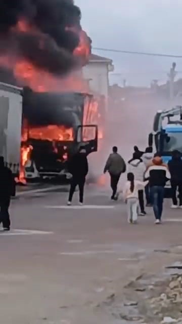 inegolde park halindeki sunger ve mobilya yuklu tir dorseleri alev alev yandi 6 IImEwaLu