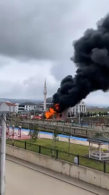 inegolde park halindeki sunger ve mobilya yuklu tir dorseleri alev alev yandi 8 NfKbMyD2