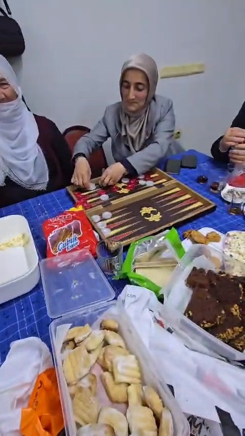 İnegöl’de roller değişti: Erkekler evde, kadınlar kahvede 8 inegolde roller degisti erkekler evde kadinlar kahvede 4 zeRAgy4W