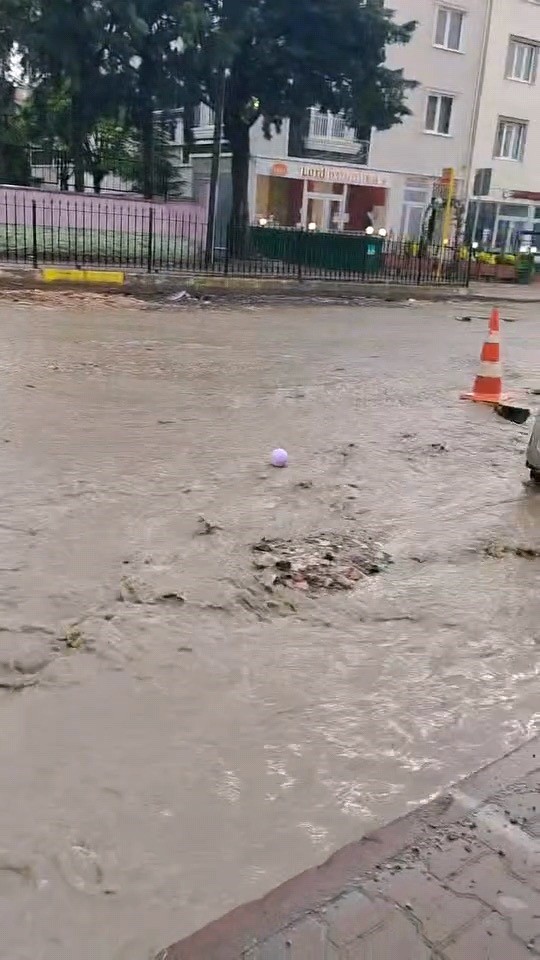 inegolde saganak etkili oldu yollar gole dondu 2