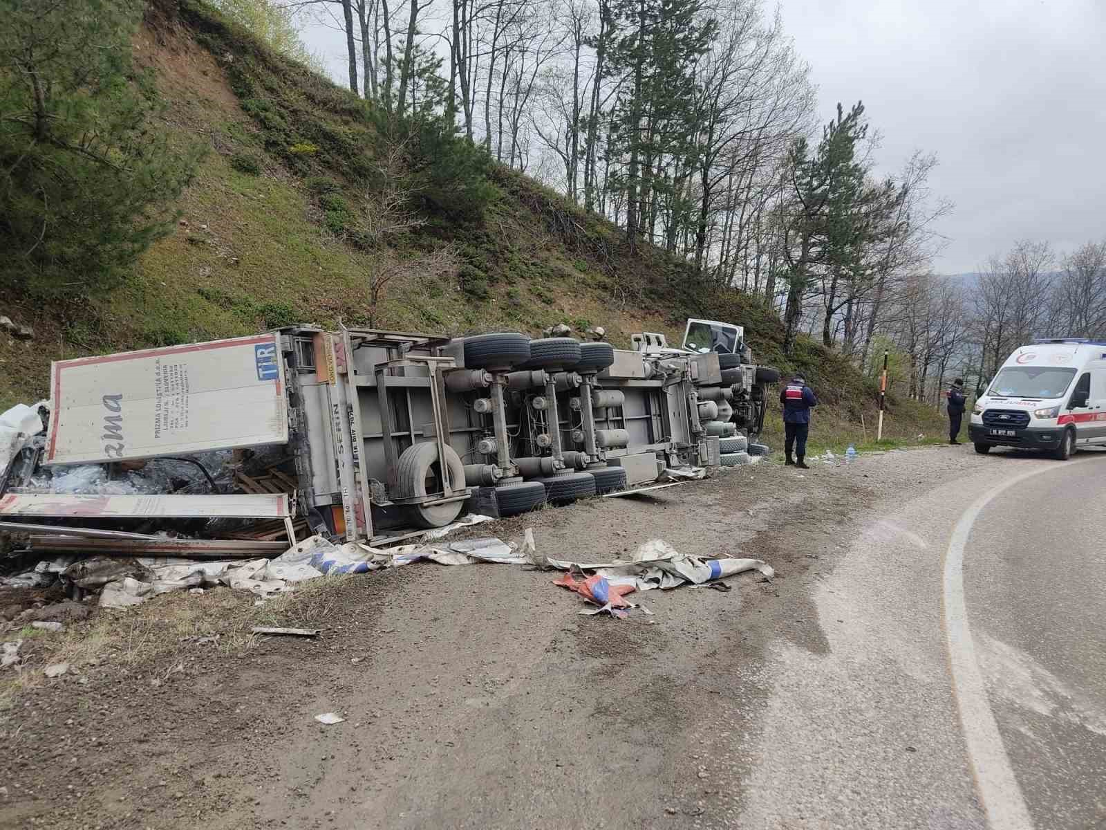 inegolde su yuklu tir yamaca devrildi 1 yarali 1 O9utqOV3
