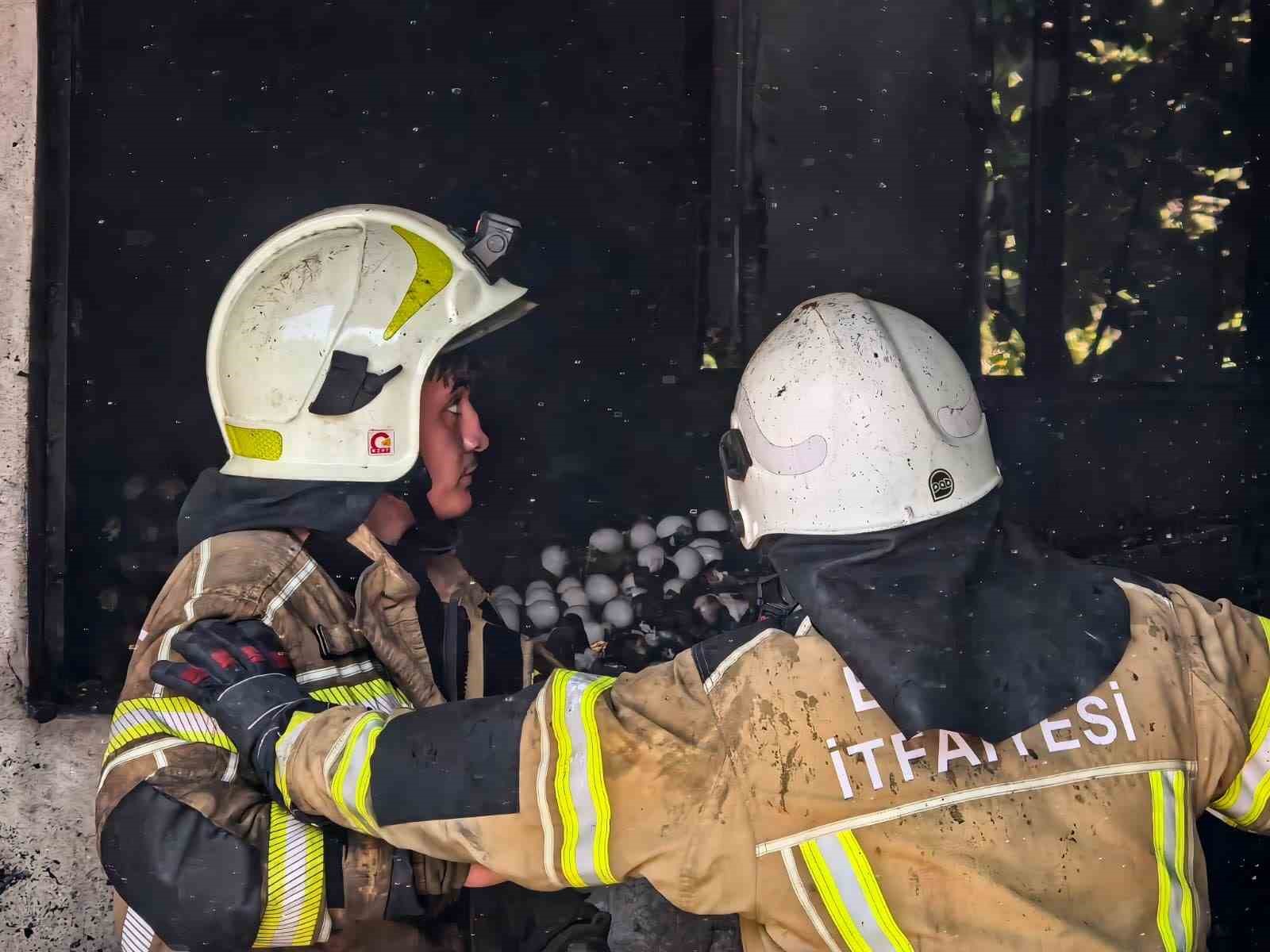 İnegöl’de yumurta deposunda yangın: Minik Huzeyfe’nin gözyaşları yürek burktu 5 inegolde yumurta deposunda yangin minik huzeyfenin gozyaslari yurek burktu 1 9qDVwgHX