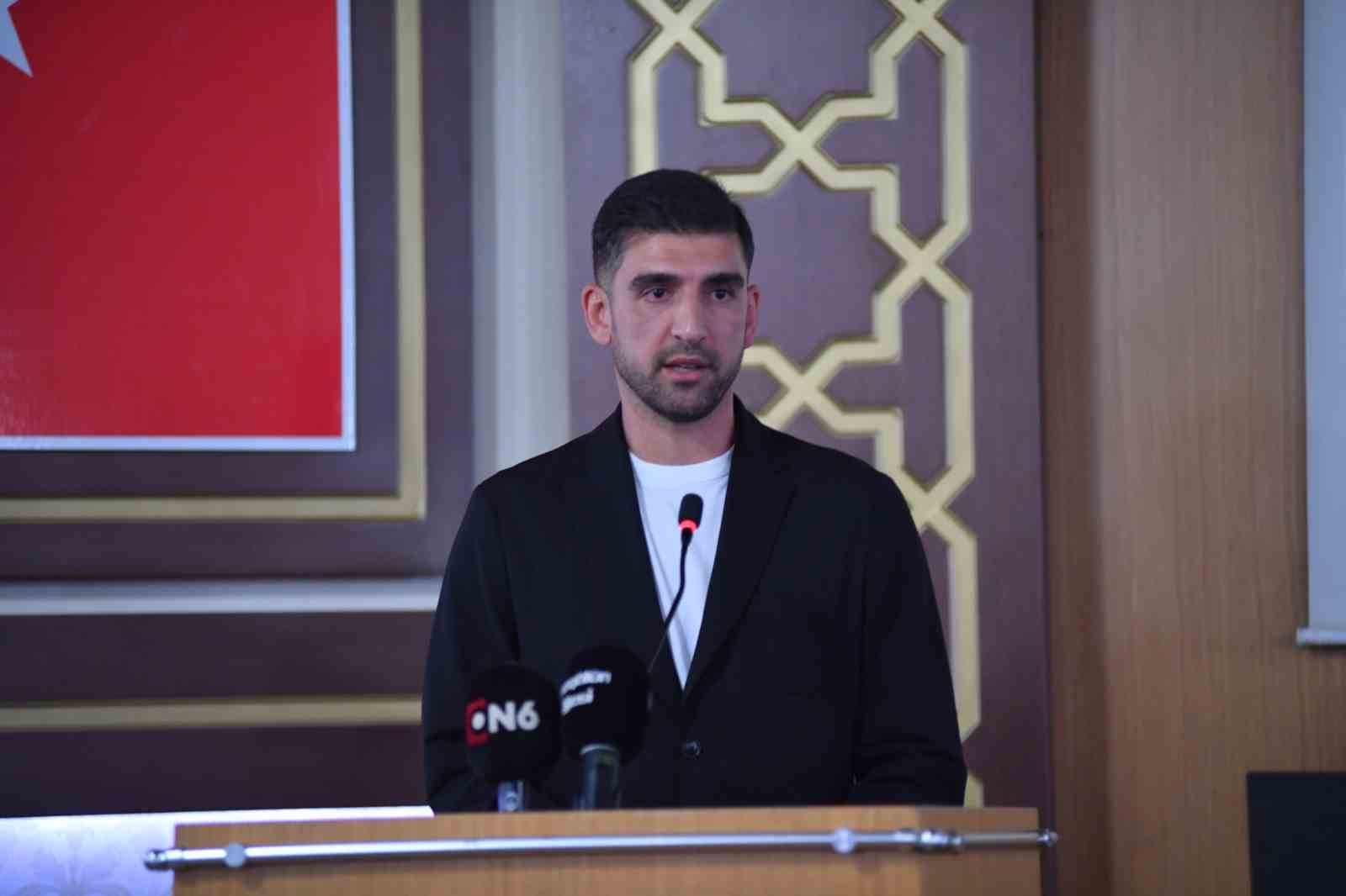 inegolsporun kalecisi bekir sevginin sevgili kale isimli kitabinin lansmani yapildi 1 iqMR76Wl