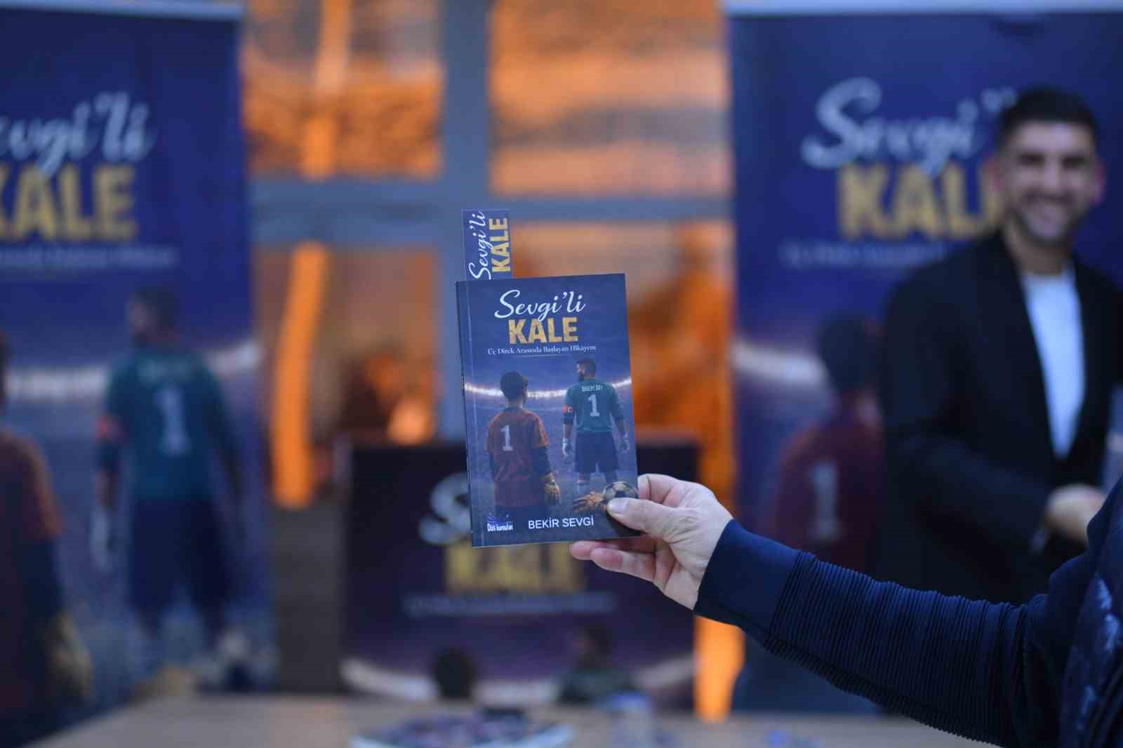 inegolsporun kalecisi bekir sevginin sevgili kale isimli kitabinin lansmani yapildi 2 dIOXaNDh