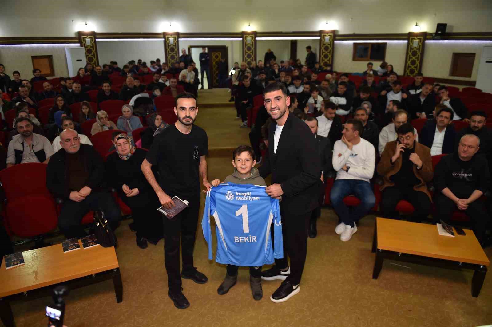 inegolsporun kalecisi bekir sevginin sevgili kale isimli kitabinin lansmani yapildi 6 ZFQTMn3i