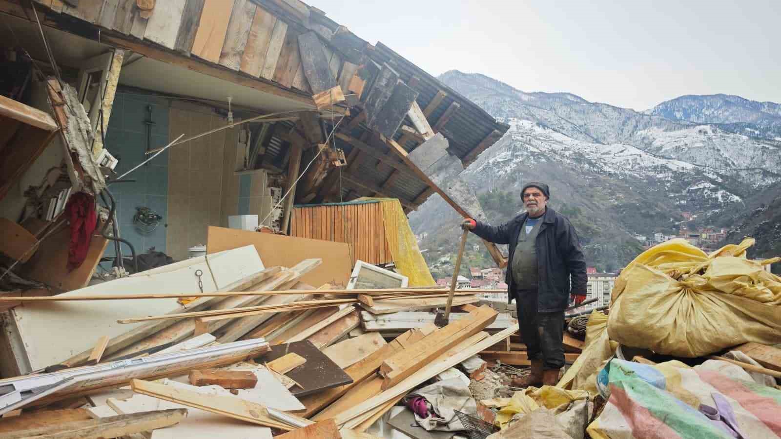 İneklerine ot vermek için geldiği ahırda heyelandan son anda kurtuldu 4 ineklerine ot vermek icin geldigi ahirda heyelandan son anda kurtuldu 0 SDMntMeM