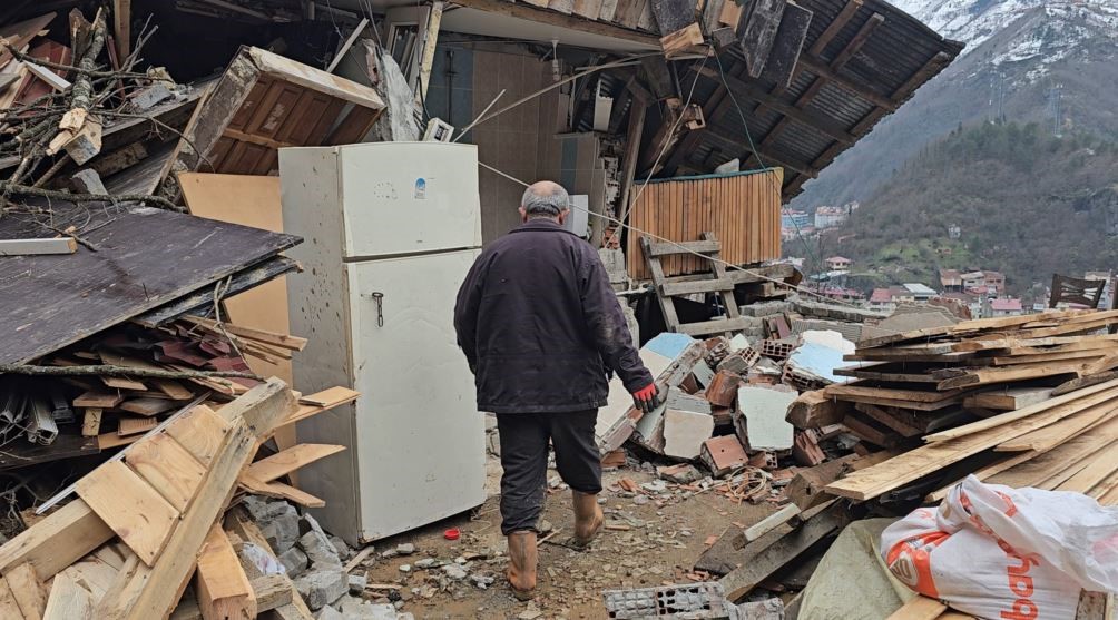 İneklerine ot vermek için geldiği ahırda heyelandan son anda kurtuldu 8 ineklerine ot vermek icin geldigi ahirda heyelandan son anda kurtuldu 4