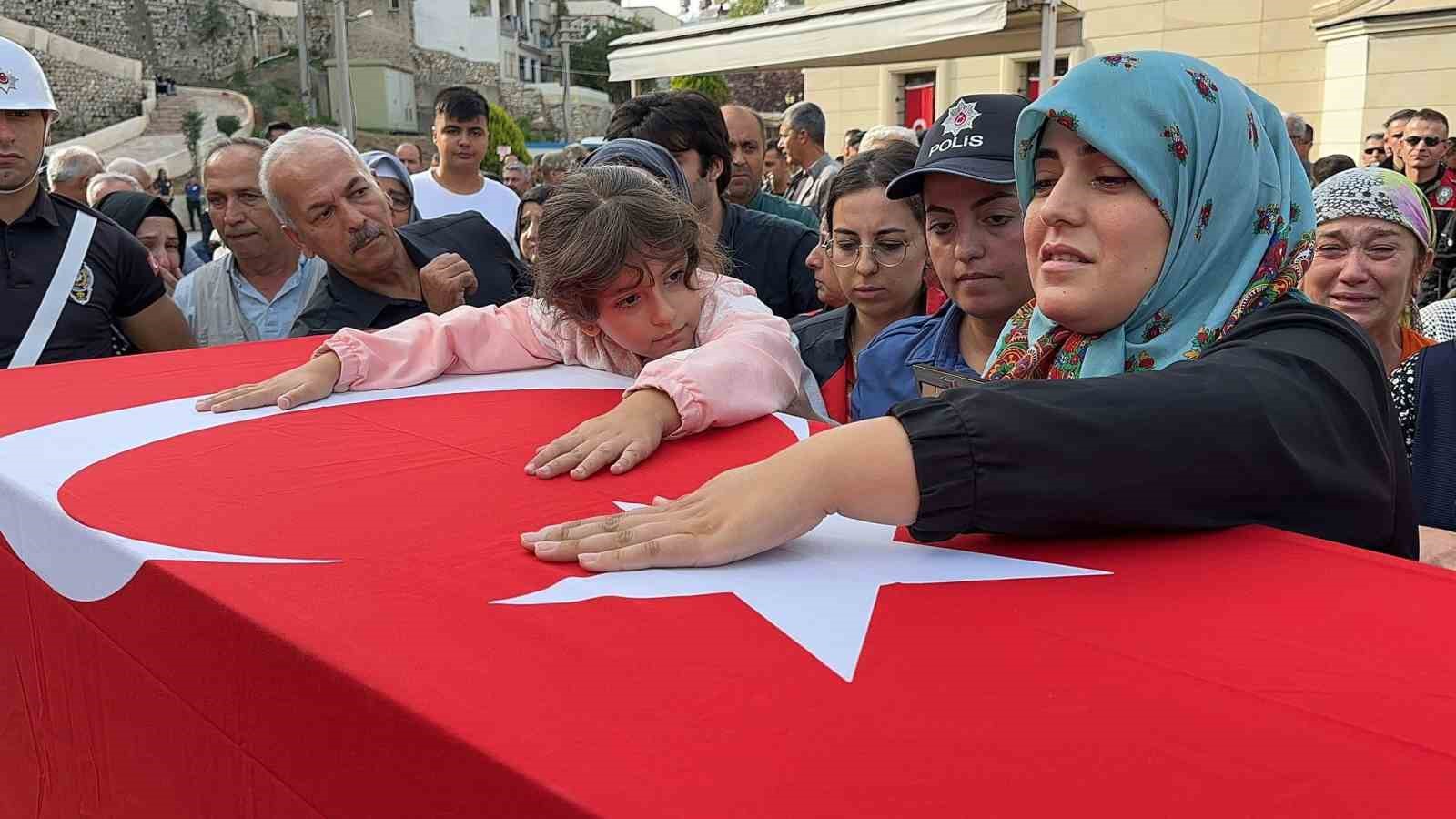 ingilizce olimpiyatinda dunya ucuncusu olan sehit kizi soyledikleriyle valiye duygusal anlar yasatti 1 6nnjhtgB