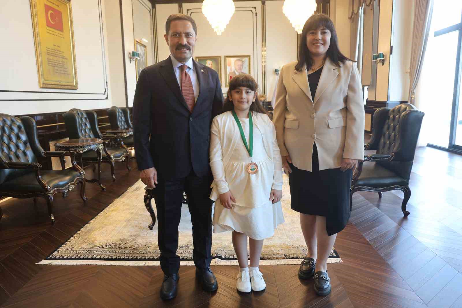 ingilizce olimpiyatinda dunya ucuncusu olan sehit kizi soyledikleriyle valiye duygusal anlar yasatti 5 abzFqy28