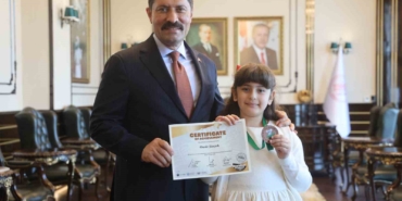 ingilizce-olimpiyatinda-dunya-ucuncusu-olan-sehit-kizi-soyledikleriyle-valiye-duygusal-anlar-yasatti-GZT4HZm2.jpg