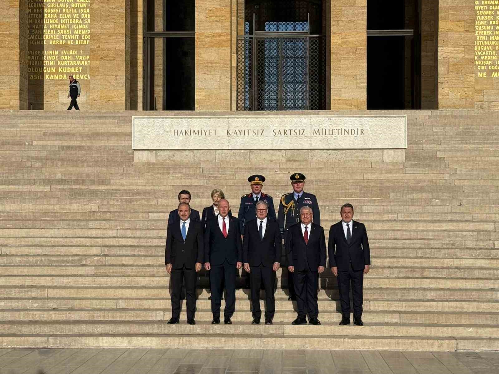 ingiltere basbakani starmer anitkabiri ziyaret etti 0 MIpPHBUm