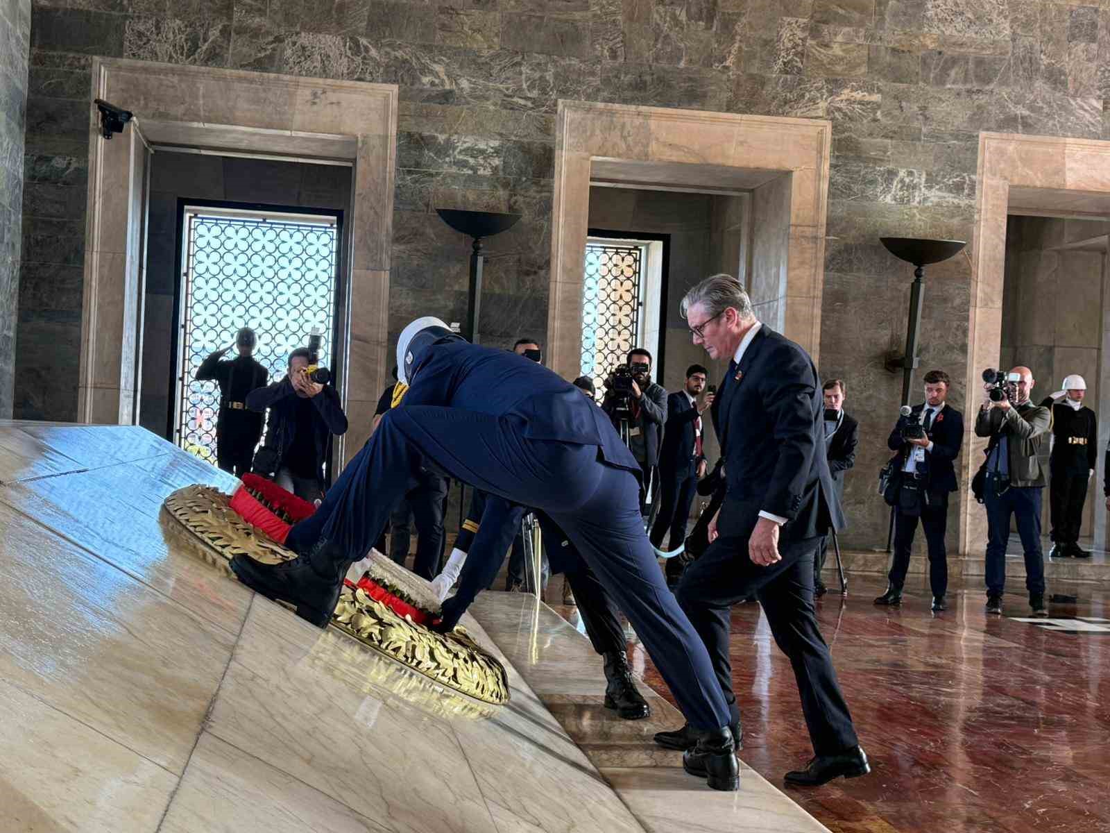 ingiltere basbakani starmer anitkabiri ziyaret etti 2