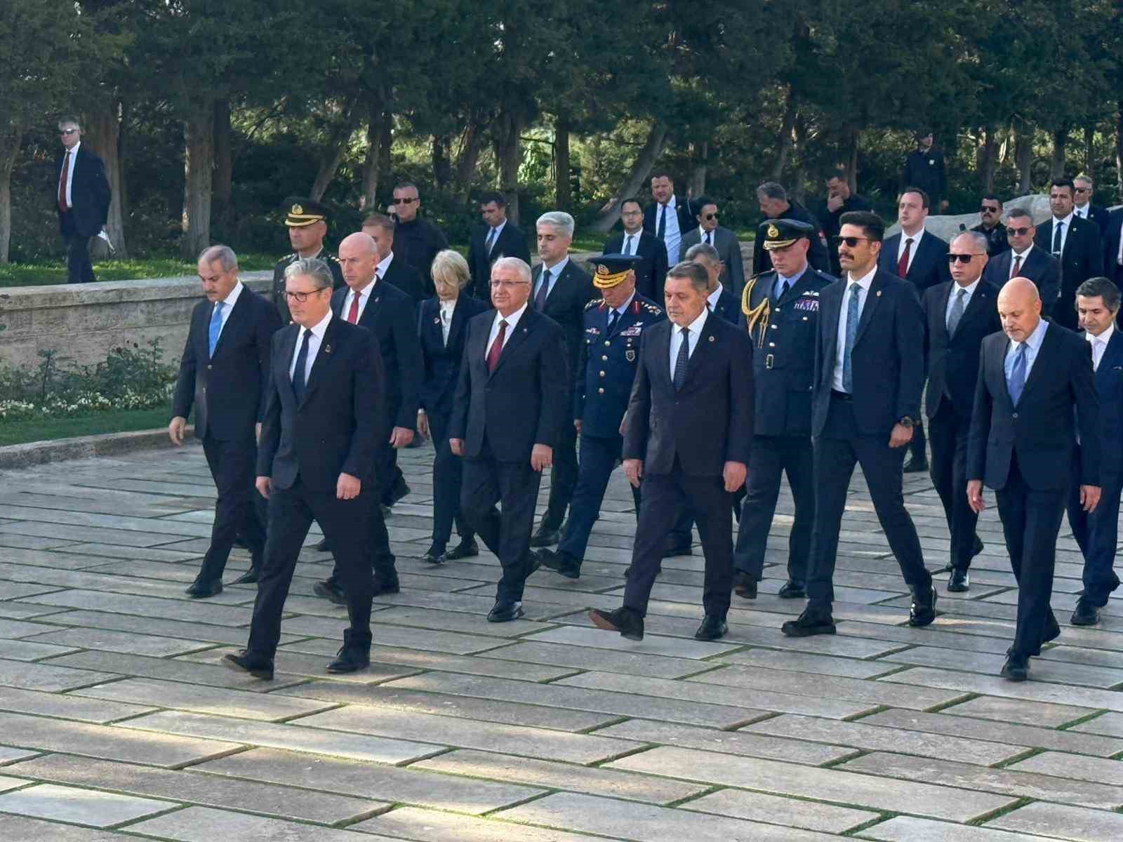 ingiltere basbakani starmer anitkabiri ziyaret etti 3 CgqC5LFd