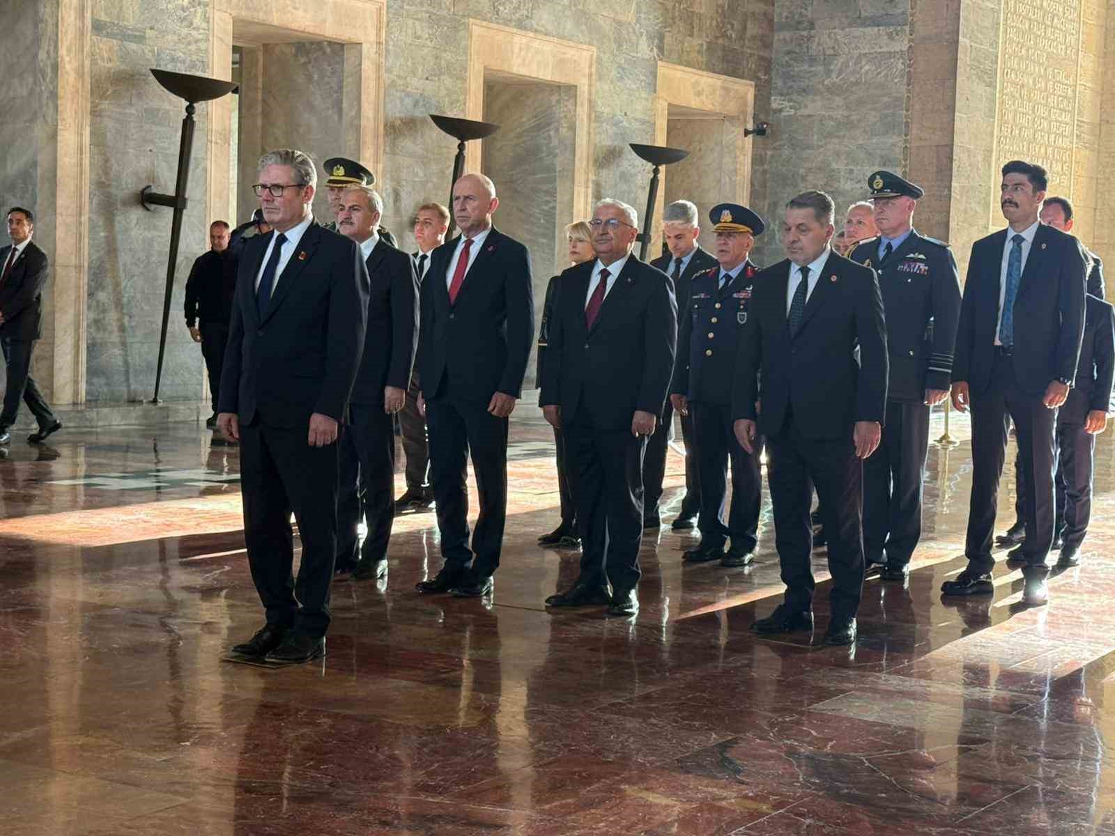 ingiltere basbakani starmer anitkabiri ziyaret etti 4 mLYS6qiZ