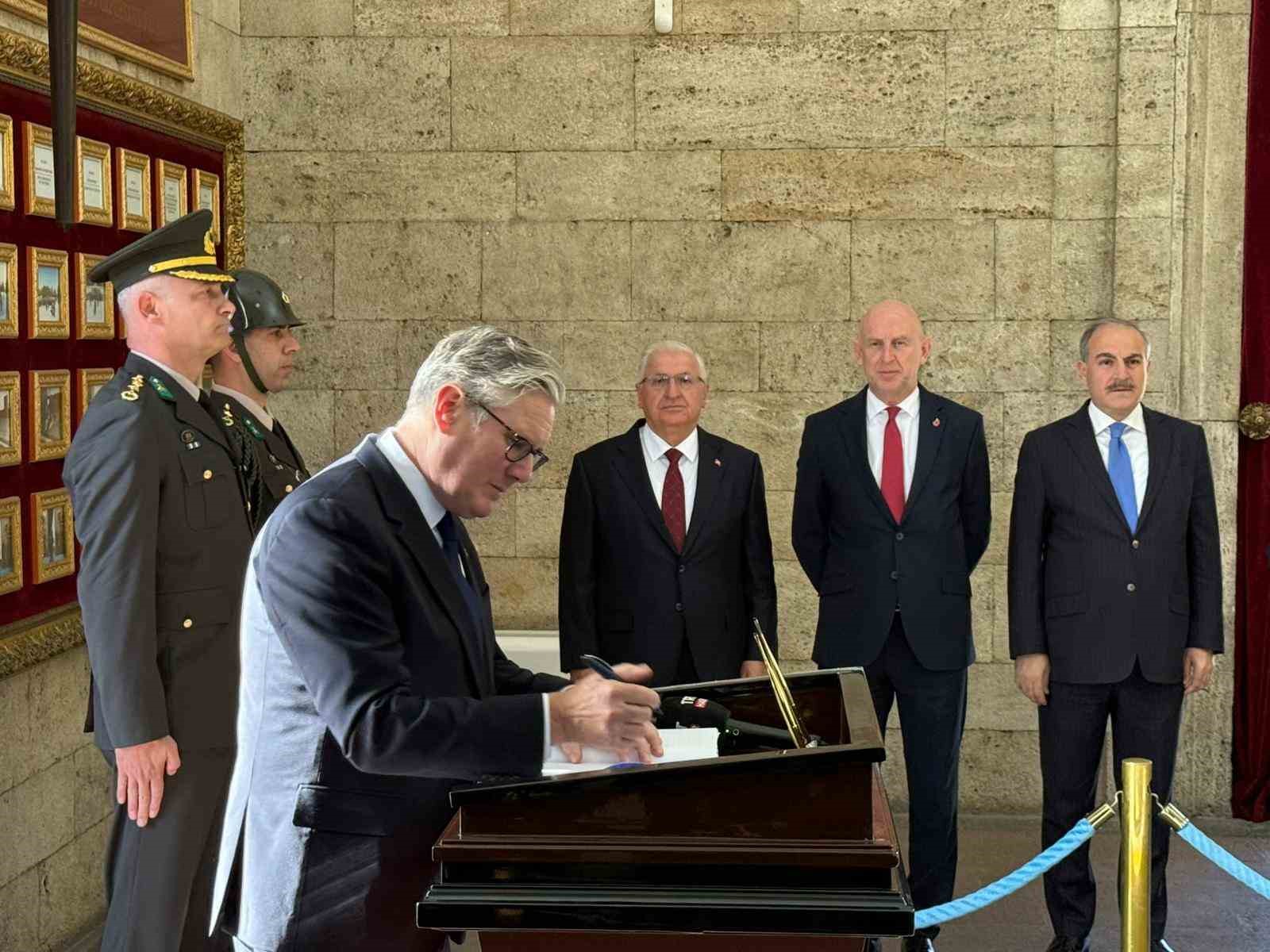 ingiltere basbakani starmer anitkabiri ziyaret etti 5 OE67Z1DB