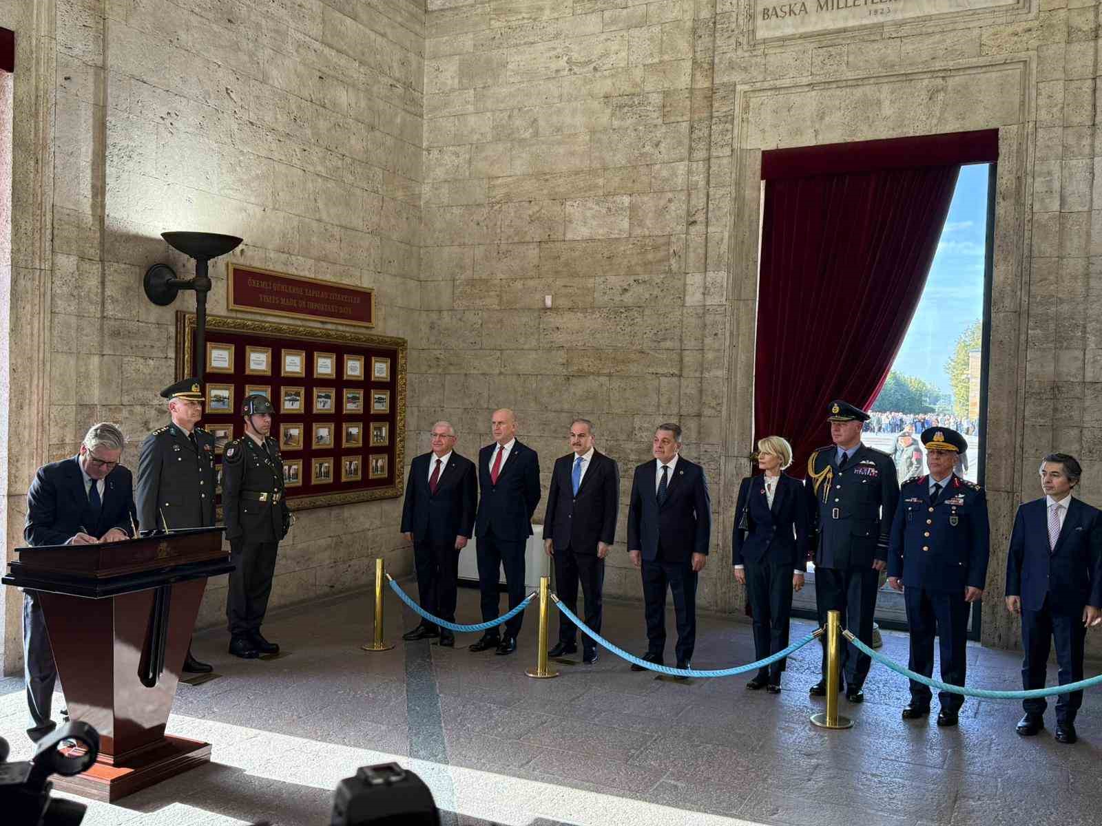 ingiltere basbakani starmer anitkabiri ziyaret etti 6 fgjplsRZ