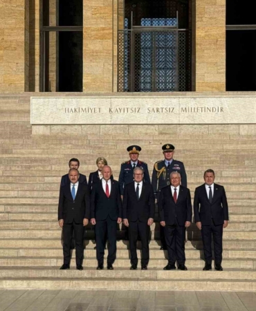 ingiltere-basbakani-starmer-anitkabiri-ziyaret-etti-s7UMtPdD.jpg