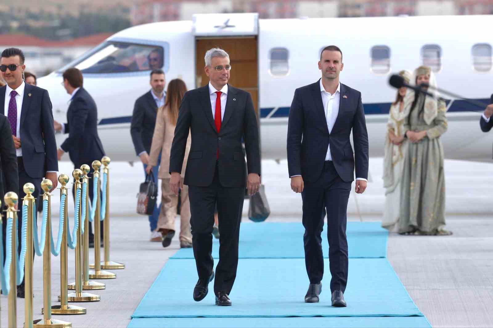 İngiltere Başbakanı Starmer ve Karadağ Başbakanı Spajic Ankara’da 5 ingiltere basbakani starmer ve karadag basbakani spajic ankarada 1 b8iiBbeh