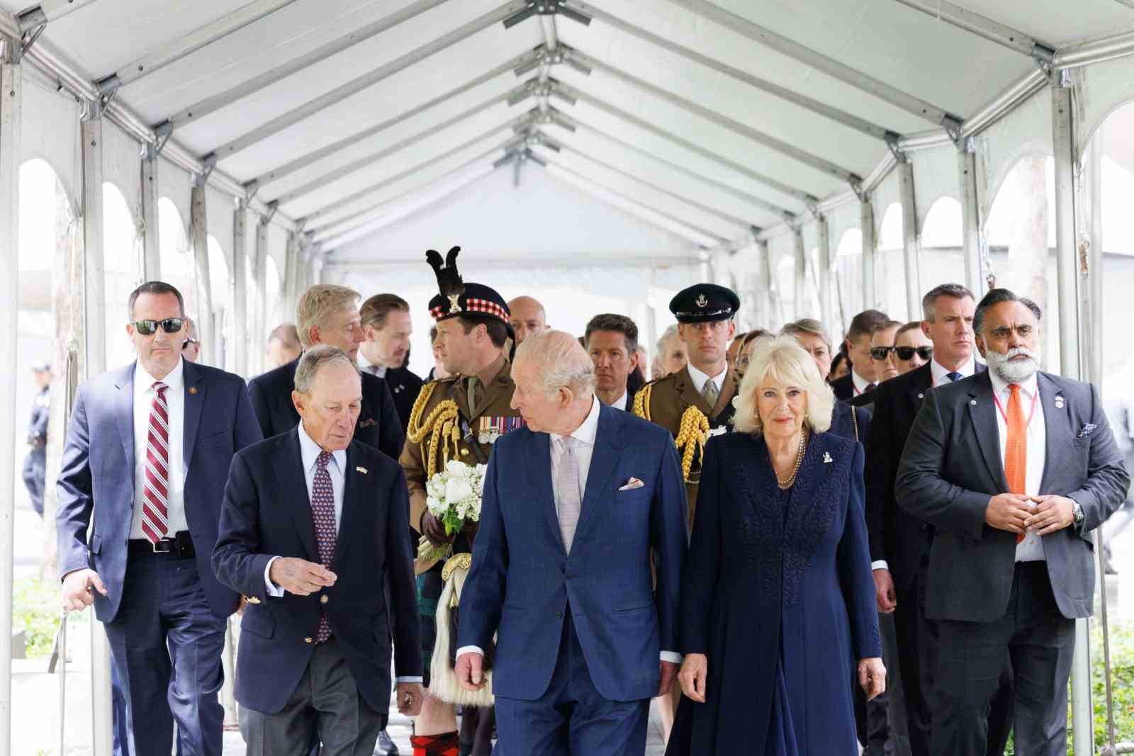 ingiltere krali iii charles 11 eylul anitini ziyaret etti kurban yakinlariyla bir araya geldi usJrOgsi