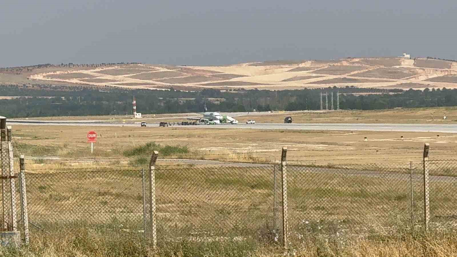 İniş takımı arızalanan SunExpress uçağı paniğe neden oldu 5 inis takimi arizalanan sunexpress ucagi panige neden oldu 1 pOaR7puj