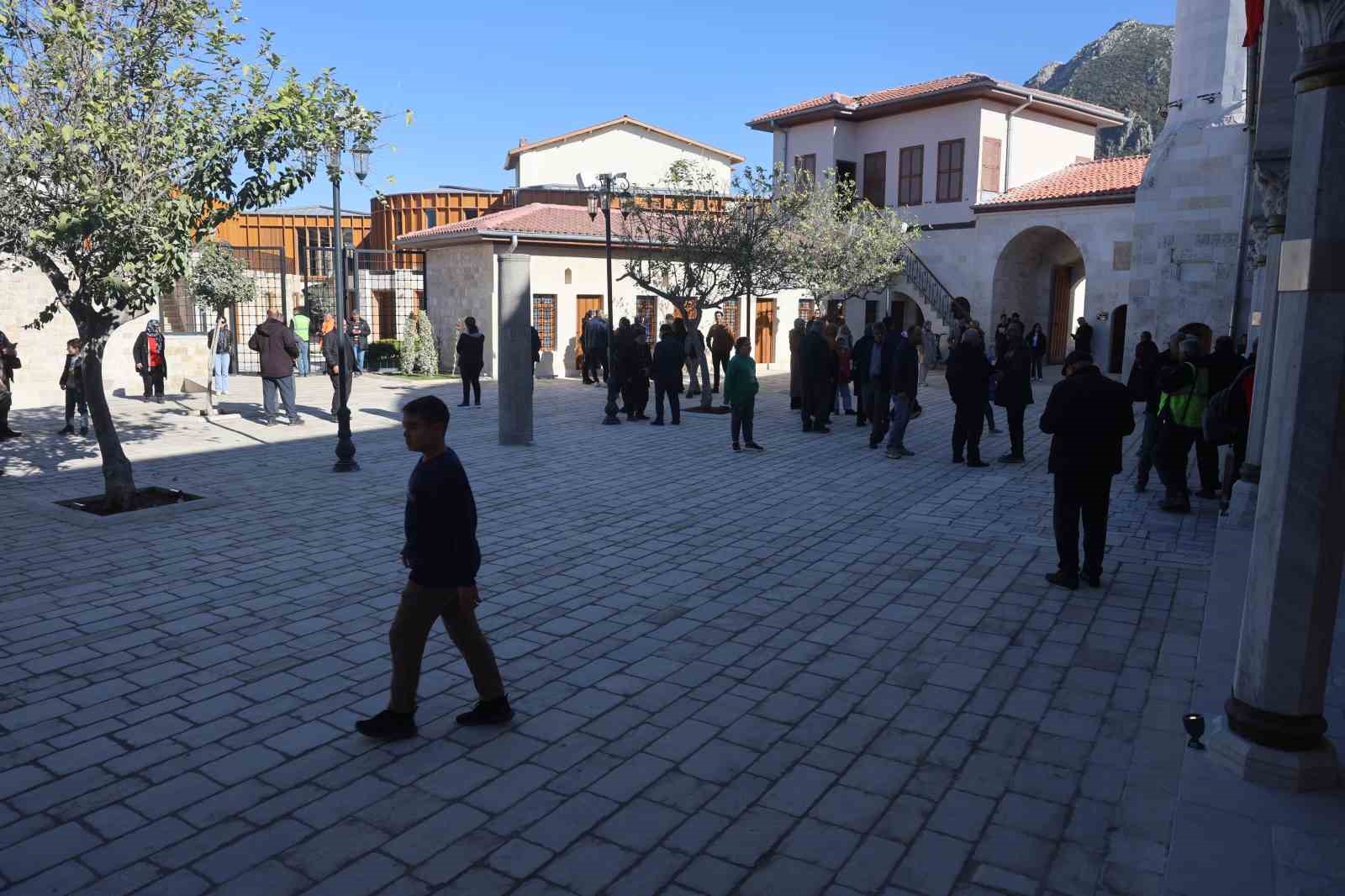 İnşa çalışmalarıyla yeniden ayağa kalkan Habibi Neccar Camii, Cumhurbaşkanı Erdoğan’ın açılışını gerçekleştirmesiyle vatandaşların akınına uğruyor 7 insa calismalariyla yeniden ayaga kalkan habibi neccar camii cumhurbaskani erdoganin acilisini gerceklestirmesiyle vatandaslarin akinina 1fWWK8Aw