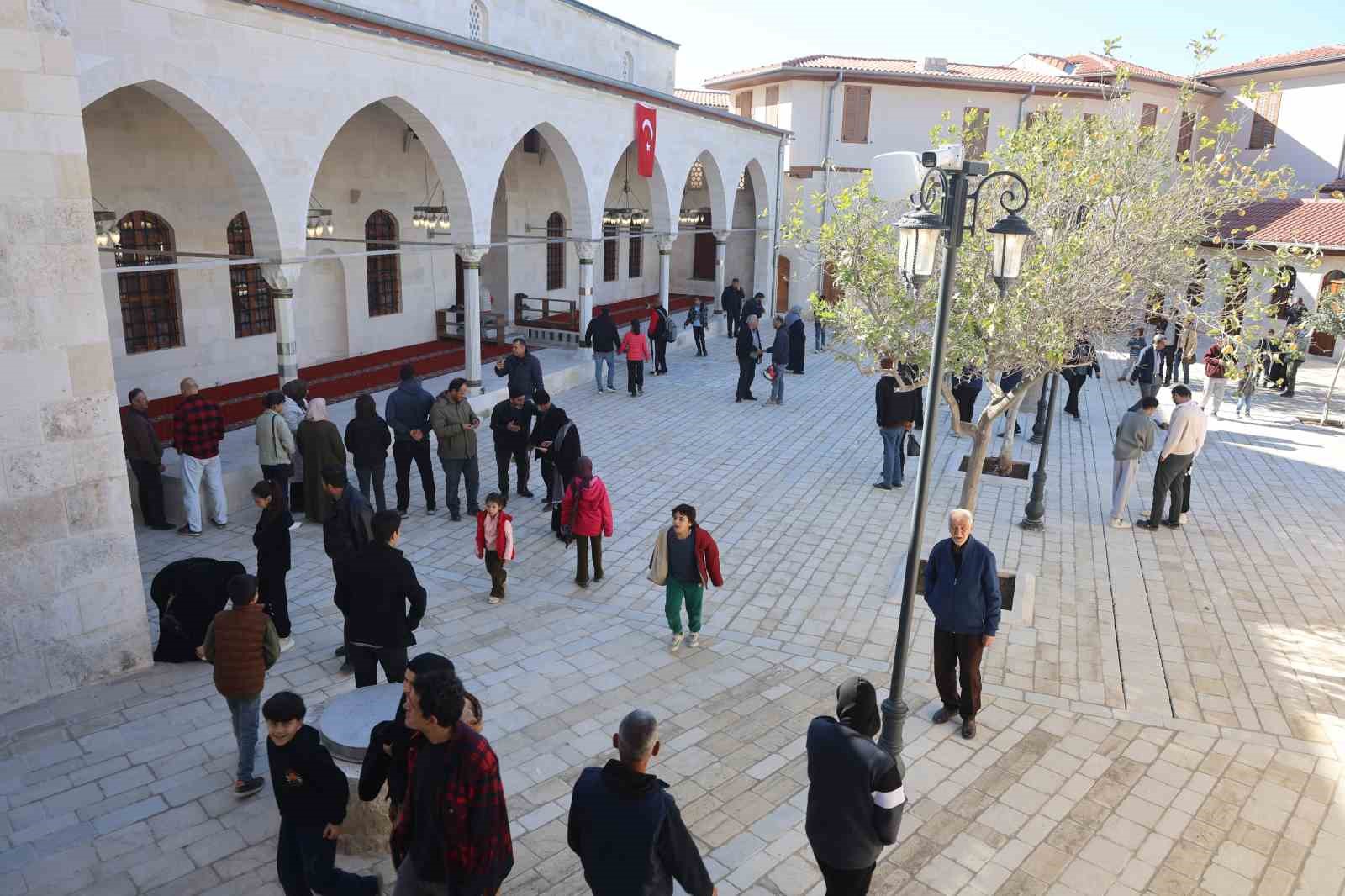 İnşa çalışmalarıyla yeniden ayağa kalkan Habibi Neccar Camii, Cumhurbaşkanı Erdoğan’ın açılışını gerçekleştirmesiyle vatandaşların akınına uğruyor 6 insa calismalariyla yeniden ayaga kalkan habibi neccar camii cumhurbaskani erdoganin acilisini gerceklestirmesiyle vatandaslarin akinina KLqwCYrm