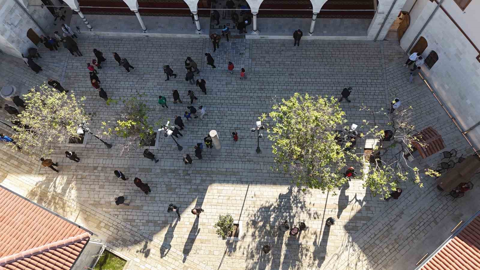 İnşa çalışmalarıyla yeniden ayağa kalkan Habibi Neccar Camii, Cumhurbaşkanı Erdoğan’ın açılışını gerçekleştirmesiyle vatandaşların akınına uğruyor 5 insa calismalariyla yeniden ayaga kalkan habibi neccar camii cumhurbaskani erdoganin acilisini gerceklestirmesiyle vatandaslarin akinina fJiLHlNI