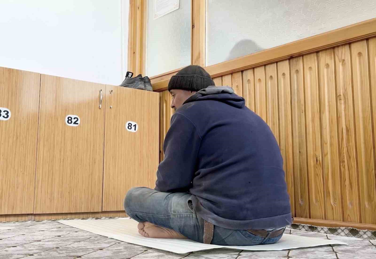 insaat iscisinden ornek davranis camiyi kirletmemek icin nalburdan aldigi malzemenin uzerinde namazini kildi 1 aDiD8utV