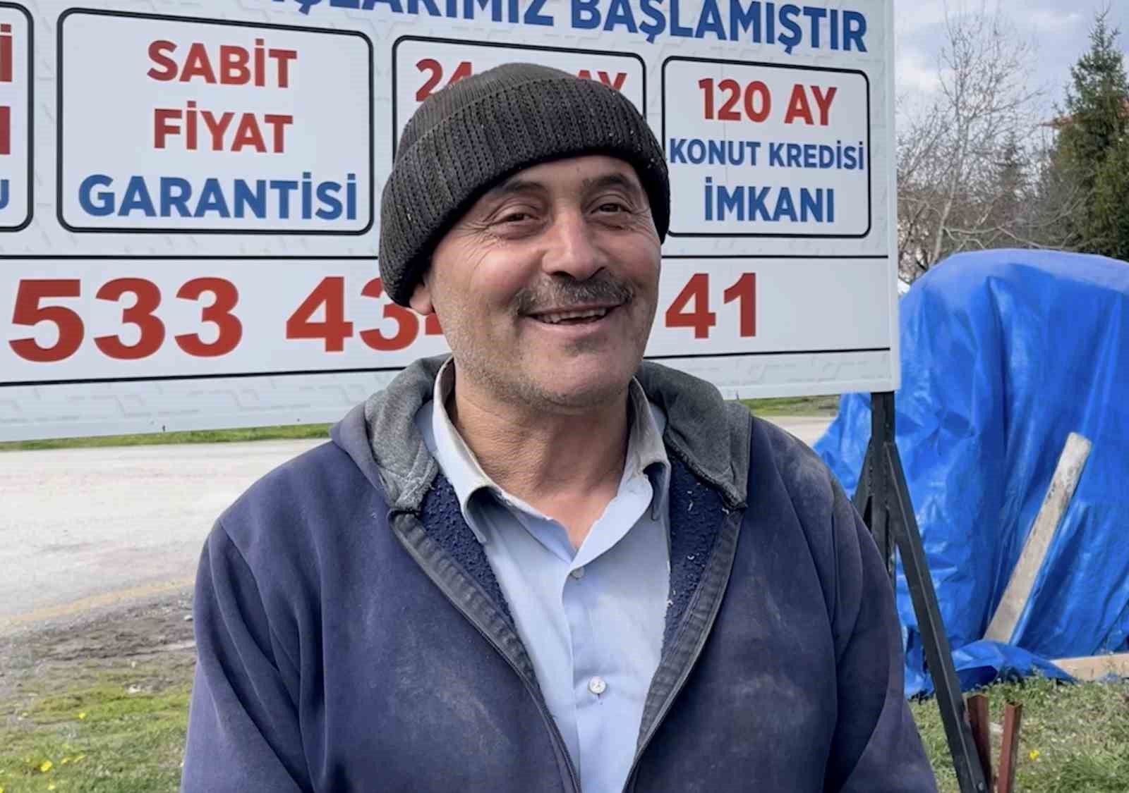 insaat iscisinden ornek davranis camiyi kirletmemek icin nalburdan aldigi malzemenin uzerinde namazini kildi 2 MBuk32Yt