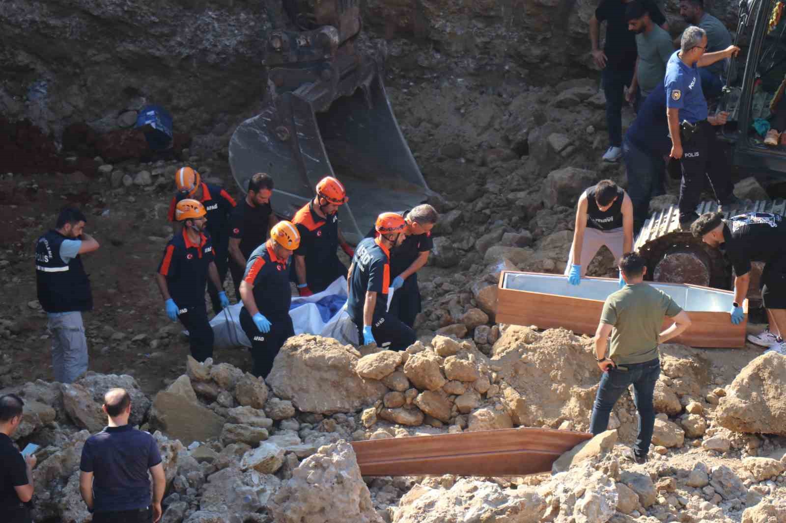 insaat kazisinda gocuk altinda kalan kepce operatoru hayatini kaybetti 2 RVLaPTk1